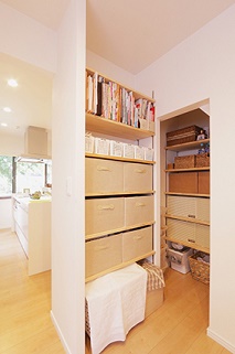 大容量の収納には、食品や手芸用の布などがたっぷり入ります。