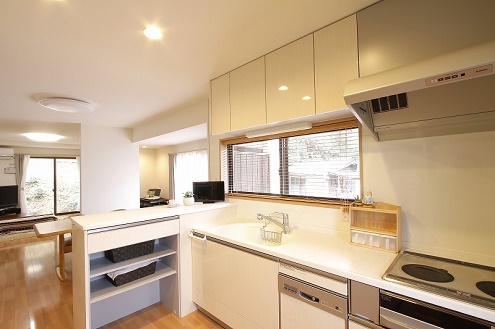 白色で統一されたキッチン収納は使い勝手や収納力も抜群。