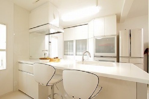 カウンター1つで、キッチンが明るい社交場に早変わり。