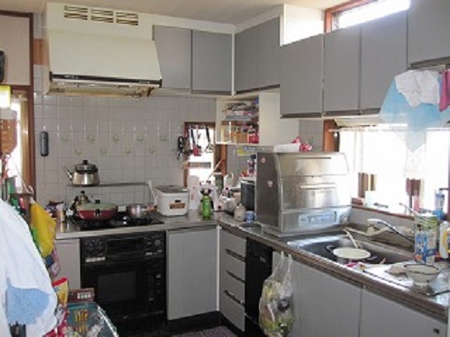 外から光が届きにくい、暗くて雑多な印象の台所。