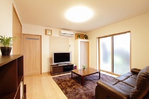 テレビ後部の壁には調湿消臭効果のある壁材を使用。