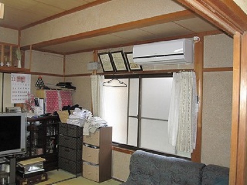 収納があふれて、気分が全く落ち着かない雰囲気の居間。