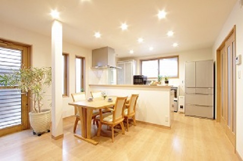 吊戸棚を付けず窓を大きくとり、朝日の明るいダイニングに変身。