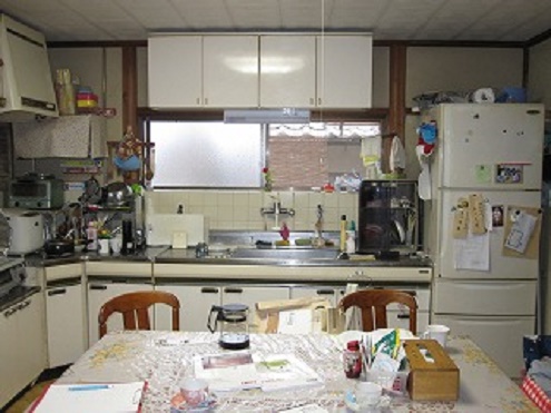 薄暗くて雑多なムードの食卓では、家族の団欒も叶いません。