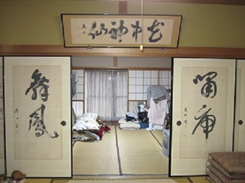 立派な襖の奥で、物が乱雑に積まれたまま放置していた部屋。
