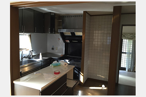 壁付けのL型キッチンは作業台も狭く、使いづらかったとの事。