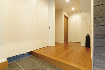 二枚引き込み戸は壁と限りなく同化するように近似素材を選択。