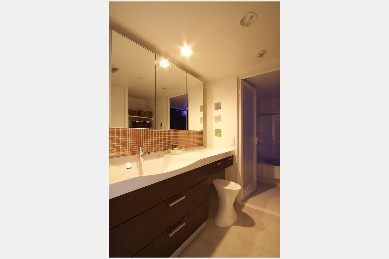 鏡も大きく使いやすい洗面台を備えた洗面脱衣所。