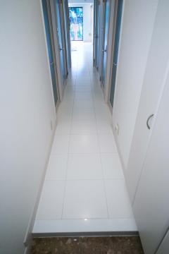 廊下も部屋全体のイメージと合わせて、真っ白な空間に。