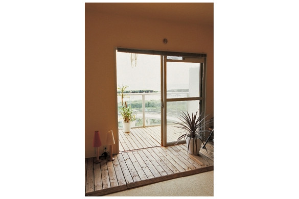 バルコニーのデッキも室内に合わせ気持ち良く外に出られます。