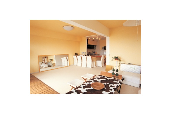 どこからでも見やすいよう子供たちの遊び場を配置。