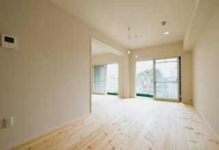 日差しの差し込む暖かなリビング イメージ