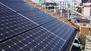 屋根に太陽光発電システム設置 イメージ