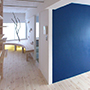 蘇生した空間を象徴的する藍色の壁は、アクセントに。