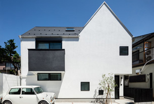 白いミニと白い家・三角屋根のリクエストを頂きデザインした住宅です