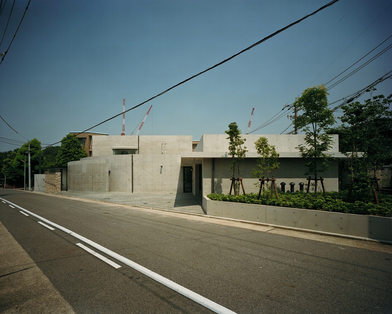 /reform-mitsumori/建物全体１層分を、地下に埋め込み、高さを低くおさえた外観　　 