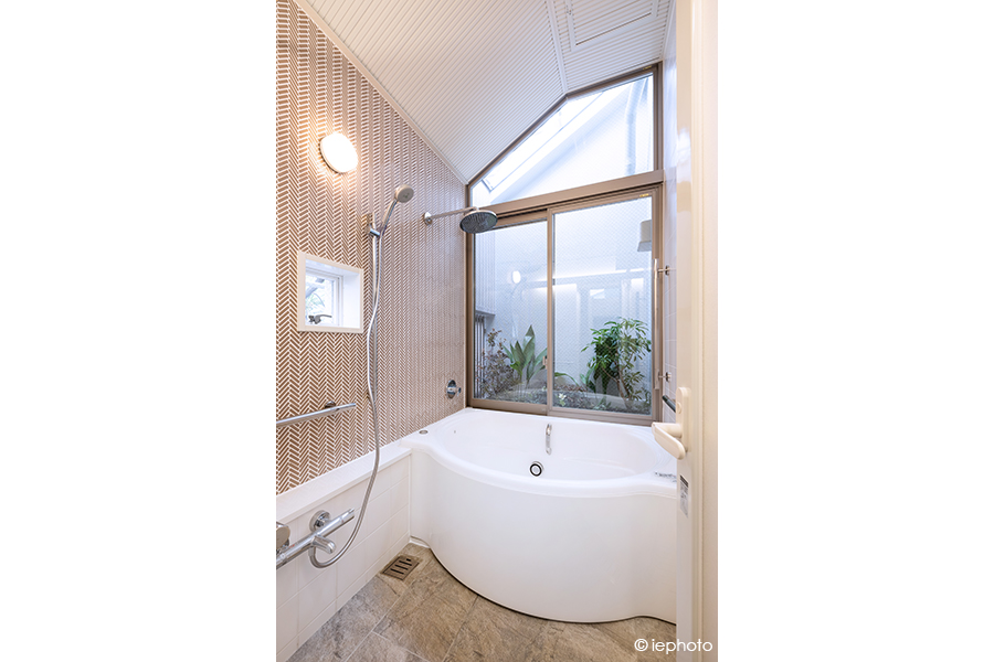 天窓と緑を享受する浴室