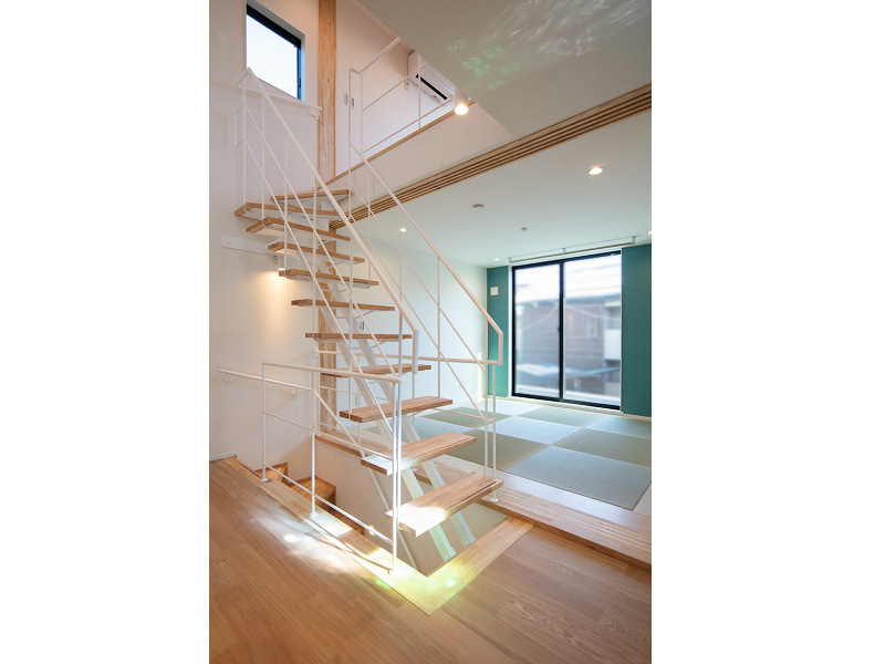 /reform-mitsumori/各部屋をつなぐ軽やかな階段