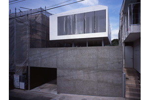 /reform-mitsumori/地下と2階で挟まれた壁の無いリビング階という構成をそのまま形とした外観