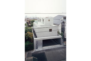 /reform-mitsumori/各階に付随した外部と、各階の境界壁の隙間から通風と採光を確保している。