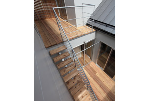 /reform-mitsumori/中庭（1・2階デッキと屋外階段）。