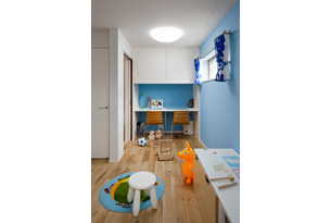 子供室は子供のための部屋。壁紙を好みの色にしたり、集中しやすい造り付け家具を。