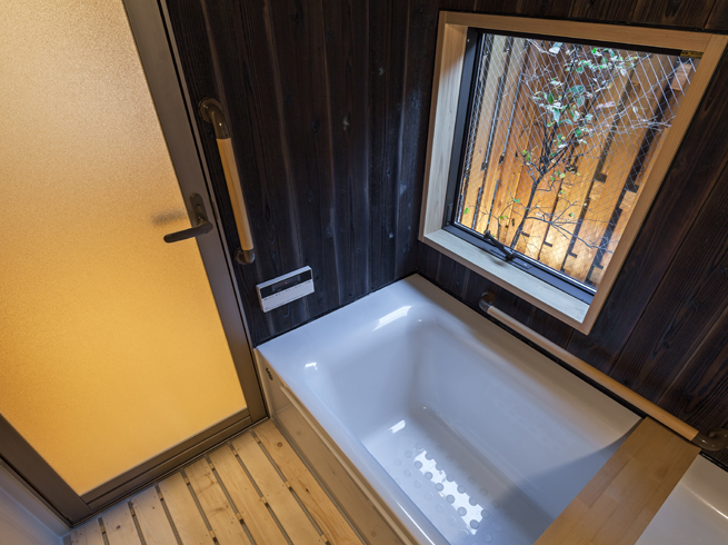 浴室からは坪庭が眺められる設計となっている