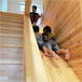 手作りの木製滑り台は、お子さんやお友達の最高の遊び場