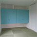 1階和室スペース。壁に浮くように造作された収納の扉はライトブルーの塗装で客席からのアイキャッチになる