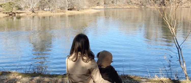 湖の前に座る親子