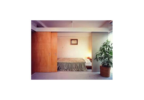 寝室・納戸は7枚の建具で仕切り､建具の止まる位置によって､部屋の表情が変化