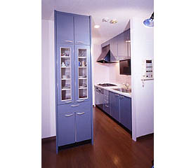 キッチンは、圧迫感がなく温かみのあるブルーを基調にコーディネート
