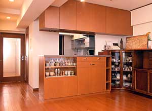 LDとキッチンの境には、オリジナルのカウンター収納＆吊り戸棚を設置