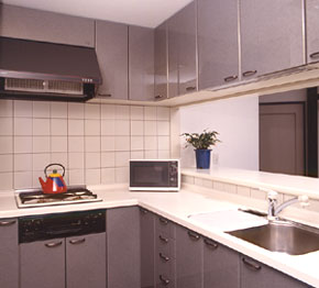 食洗機付L型システムキッチン。天板は人造大理石、扉を光琳の蒔絵手法の鏡面仕上げ