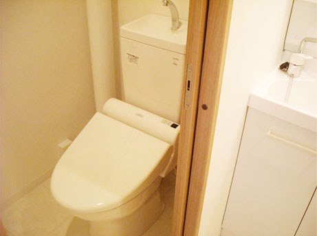 トイレにはTOTO製の最新モデルの便器を導入