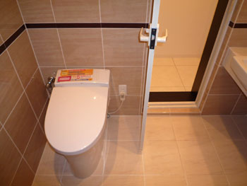 スタイリッシュなトイレはINAX「サティリトイレ」を採用しました