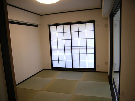 正方形の畳が印象的な和室