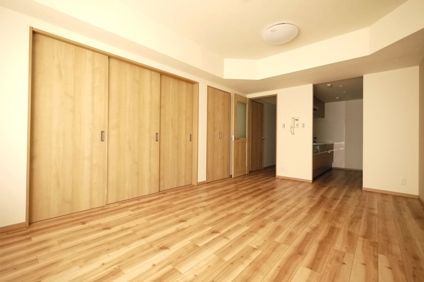 ラスティック調の床と木製の扉で、木の温もりを感じられる北欧テイストのお部屋です。