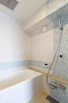 このデザインを実現するため、浴室は在来工法で作った。