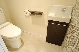 トイレ・洗面所の壁面の一部は、小さいモザイクタイルを使用。