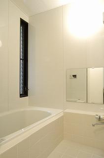 清潔感・広さを感じられるような浴室