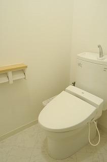 トイレには大理石柄のフロアータイルで、グレードのある空間に仕上がっています。
