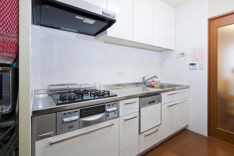 食器洗浄機付きのキッチンは白に統一。収納部もたくさんです。