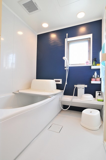 白と青を基調にしたモダンな浴室