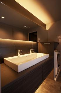 実用性＆デザイン性を兼ね備えたシックな洗面室