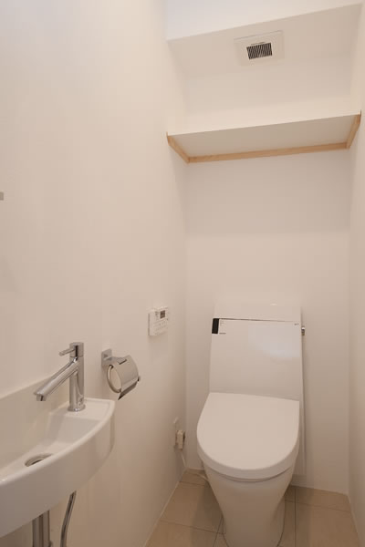 スッキリと白で統一されたトイレ