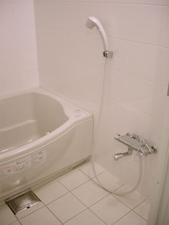 白で統一した浴室は、清潔感のあるシンプルな空間となりました