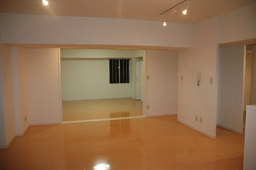 LD側から望む洋室も同様のフローリングと白い壁で、調和の取れた空間に