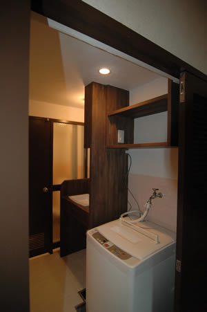 洗面室とトイレドアもベージュ色から濃茶色へ化粧直ししました。