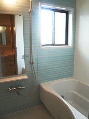 バランス釜のある狭い浴室を、外壁壁付けの給湯器へ変更